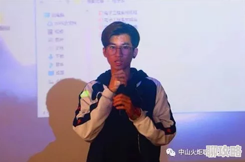 周霆周霆在最新活动中展示了其独特的艺术才华并与粉丝互动 周霆周霆在最新活动中展示了其独特的艺术才华并与粉丝互动